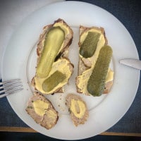 Frikadelle auf Brot mit Senf und Gurke