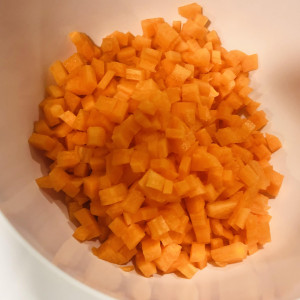 kleine Würfelchen aus Karotten
