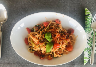 Spaghetti Zucchini-Julienne serviert