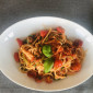 Spaghetti mit Zucchini Julienne und Tomatensugo