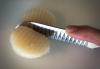 Jakobsmuscheln werden mit dem Buntmesser geschnitten