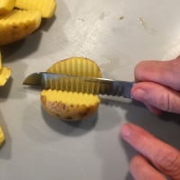 Mit Buntmesser Ofenkartoffeln schneiden
