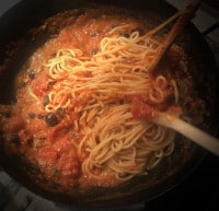 Spaghetti alla Puttanesca in der Pfanne
