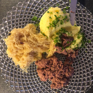 Wellwurst mit Sauerkraut und Püree