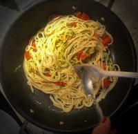 Spaghetti aglio e olio in der Pfanne