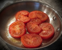 Tomaten schmoren in der Pfanne