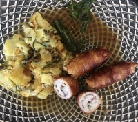 Truthahn-Involtinis mit Zucchini-Kartoffelgratin serviert
