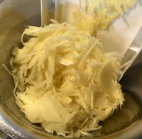 Kartoffeln für Rösti werden gerappt