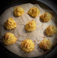 Herzogin-Kartoffeln kommen aus dem Ofen