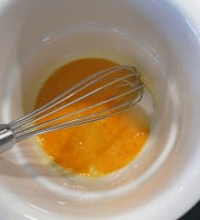 Eier, Zucker und Grand Marnier für den Orangenschaum