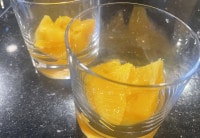 Die Orangenfilets im Glas