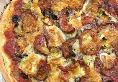 Pizza con Tutto, frisch aus dem Ofen im Detail