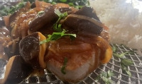 Thunfischsteak mit Zwiebel-Relish und Shiitakepilzen im Detail