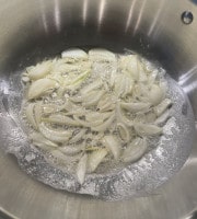 Die Zwiebeln für die Kartoffelsuppe werden angeschwitzt