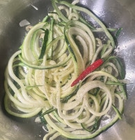 Die Zucchini-Juliennes für die Spaghetti Primavera sind geschnitten und gewürzt