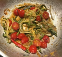 Das Gemüse für die Spaghetti Primavera dünstet