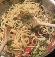 Spaghetti Primavera mit Garnelen und Tintenfisch kurz vorm Servieren