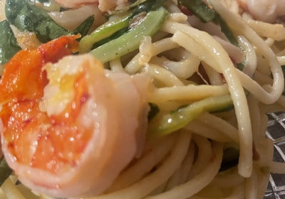 Spaghetti Primavera mit Garnelen und Tintenfisch im Detail