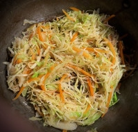 Der lauwarme Krautsalat zu unserer Entenbrust wird blanchiert
