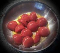 Die halbierten Tomaten werden angeschwitzt