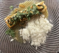 Der Lachs Thai Style wird mit Basmatireis serviert