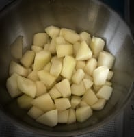 Die Birnen werden für das kalte Birnen-Soufflé klein geschnitten