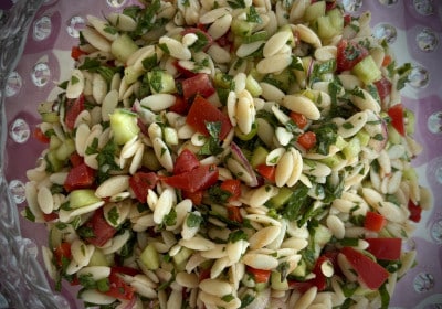 Risoni Salat wird serviert