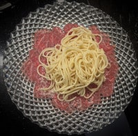 Die Nudel kommen nun auf das Carpaccio