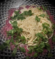 Zum Schluss wird alles mit frischem Rucola bestreut