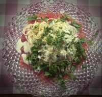 Das Carpaccio mit Trüffelnudeln ist serviert