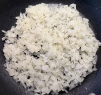 Zwiebeln fein gehackt