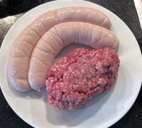 Für unsere Maultaschen in Butter gebraten wird die Kalbsbratwurst als Brät unter das Hackfleisch gemischt