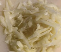 Für Rösti rappen wir die Kartoffeln immer grob