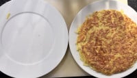Das Rösti wird mit 2 Tellern gewendet