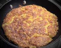 Die Röstis fürs Zürcher Geschnetzelte werden schön braun gebraten