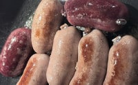 Rote und weisse Wellwurst