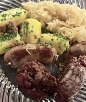 Wellwurst auf frischem Sauerkraut mit Kartoffelpüree