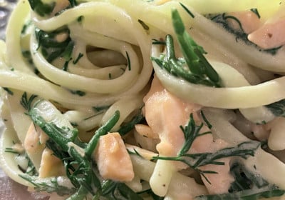 Die Linguine mit Räucherlachs und Queller im Detail